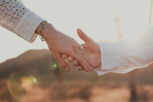 Bàn tay của cô dâu và chú rể nắm lấy nhau